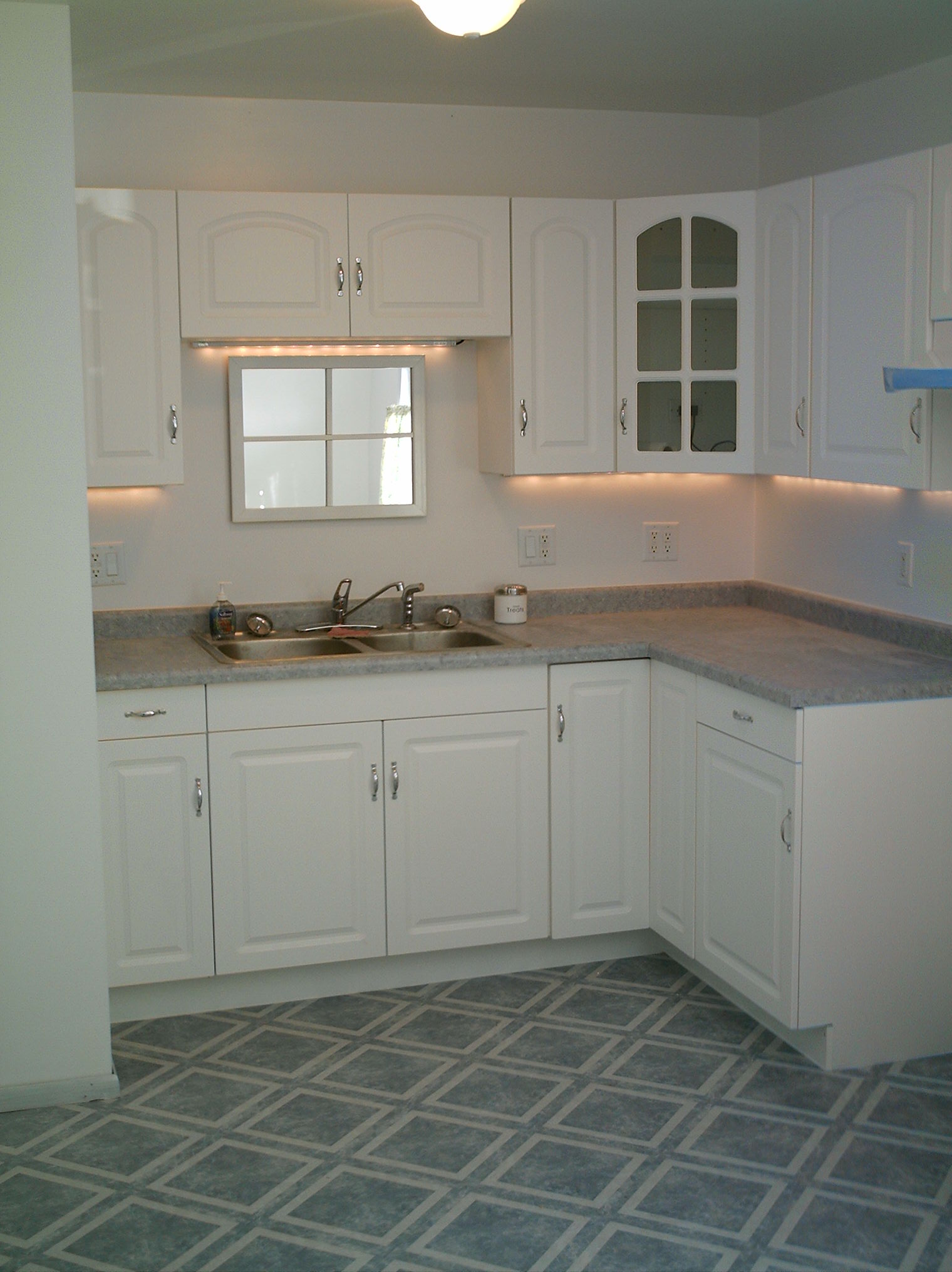 04 Kitchen 1.JPG - 305073 Bytes